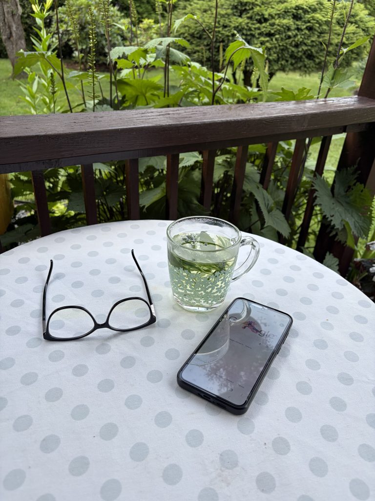 Arbatos puodelis, akiniai ir telefonas – kasdienybė po celiakijos diagnozės